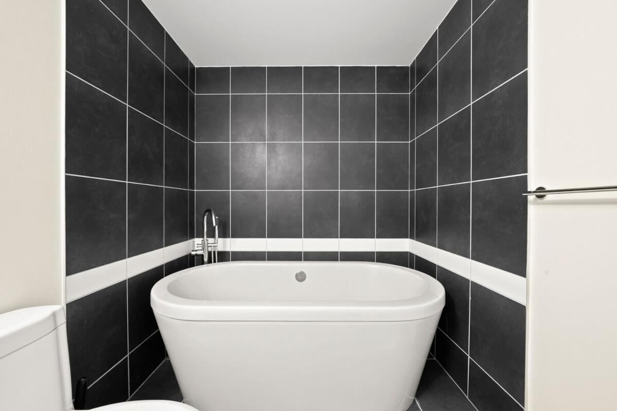 Dazzling Condo By Stadium Downtown With Free Parking Vancouver Zewnętrze zdjęcie